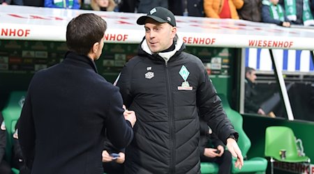 Werder Trainer Ole Werner (r) begrüßt Leverkusens Trainer Xabi Alonso. / Foto: Carmen Jaspersen/dpa