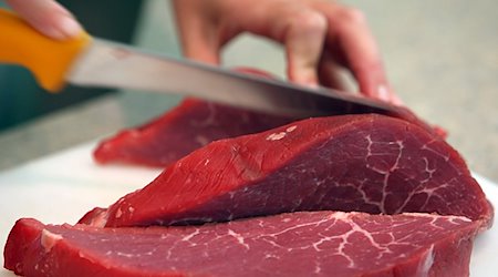 Rindfleisch wird geschnitten. / Foto: Oliver Berg/dpa