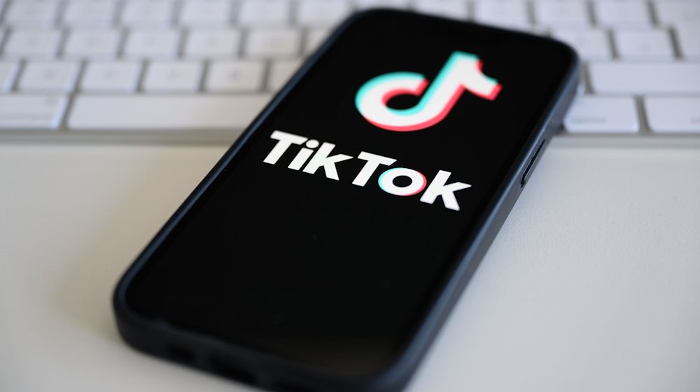 Auf einem Smartphone wird das Logo der Kurzvideo-Plattform TikTok angezeigt. / Foto: Robert Michael/dpa