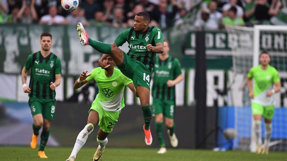 Mönchengladbachs Alassane Alexandre Plea spielt den Ball. / Foto: Swen Pförtner/dpa