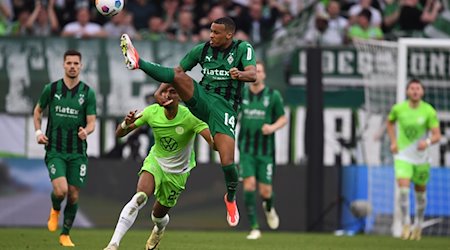 Mönchengladbachs Alassane Alexandre Plea spielt den Ball. / Foto: Swen Pförtner/dpa