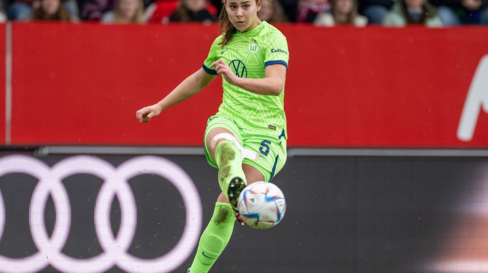 Lena Oberdorf von Wolfsburg spielt den Ball. / Foto: Christian Kolbert/dpa