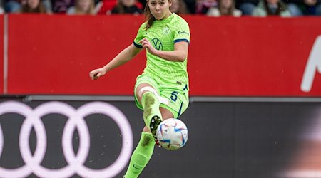 Lena Oberdorf von Wolfsburg spielt den Ball. / Foto: Christian Kolbert/dpa