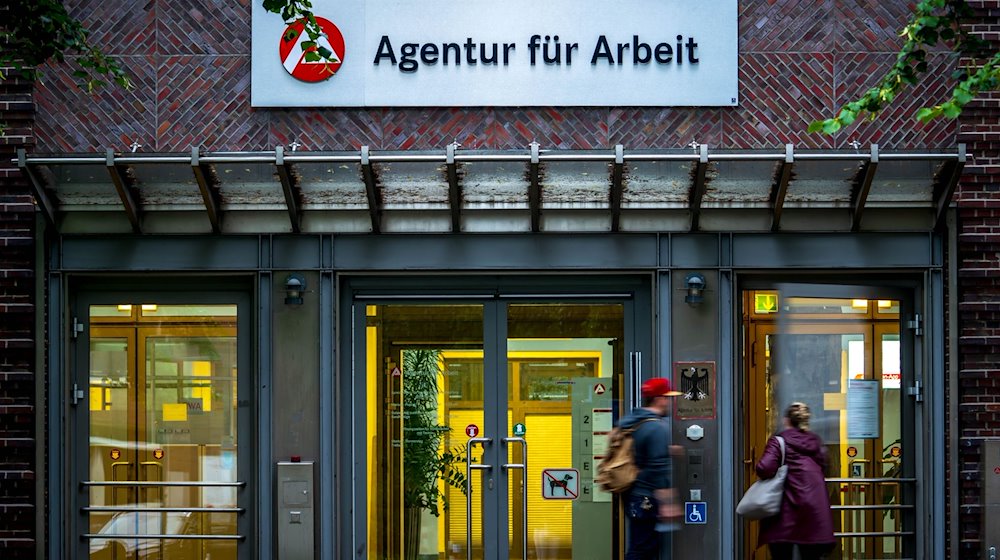 Der Eingang zur «Agentur für Arbeit». / Foto: Sina Schuldt/dpa