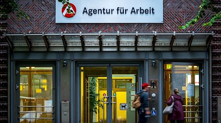 Der Eingang zur «Agentur für Arbeit». / Foto: Sina Schuldt/dpa