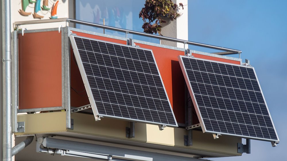 Sonnenkollektoren sind an einem Balkon installiert. / Foto: Stefan Sauer/dpa