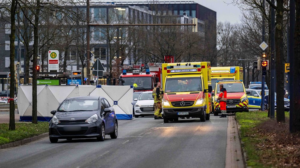 Einsatzkräfte sichern Spuren eines Unfalls an einer Bushaltestelle vor der Universität Bremen. / Foto: Sina Schuldt/dpa