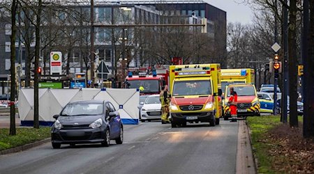 Einsatzkräfte sichern Spuren eines Unfalls an einer Bushaltestelle vor der Universität Bremen. / Foto: Sina Schuldt/dpa