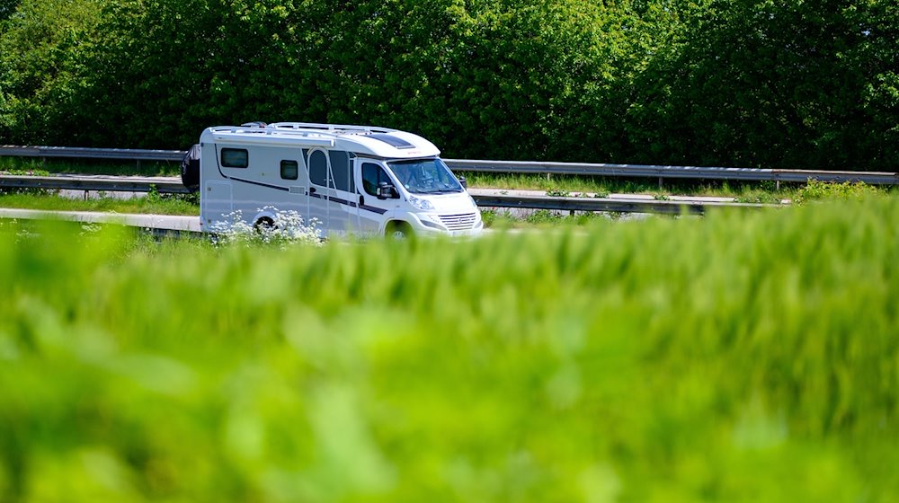 Raus ins Grüne: Vor der ersten Tour braucht das Wohnmobil einen gründlichen Check-up. / Foto: Jonas Walzberg/dpa/Archivbild