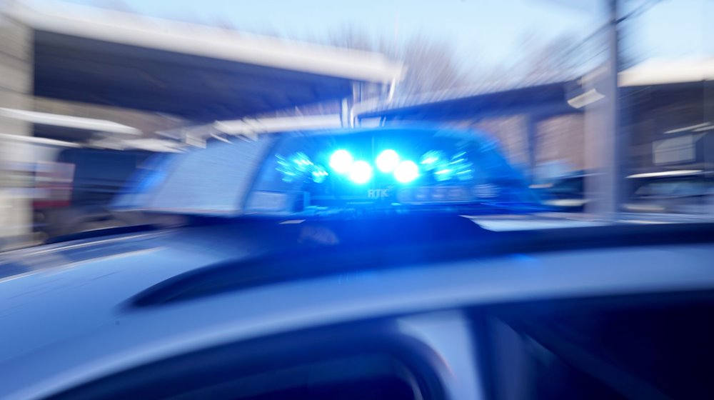 Polizei mit Blaulicht (Symbolfoto). / Foto: Marcus Brandt/dpa