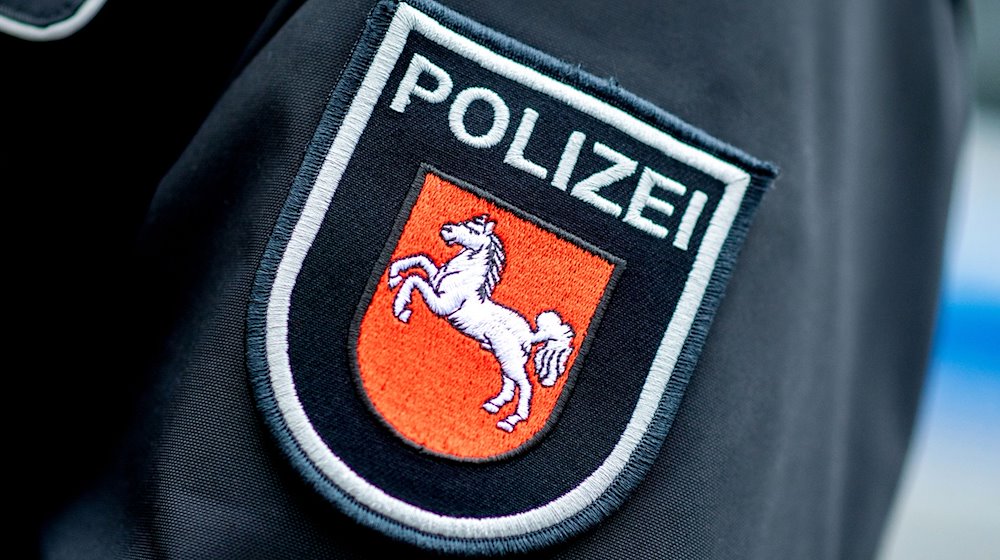 Ein Aufnäher mit dem Wappen der niedersächsischen Polizei ist auf der Jacke eines Polizisten aufgebracht. / Foto: Hauke-Christian Dittrich/dpa