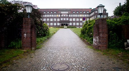 Die Zufahrt zum Hauptgebäude vom Josef-Hospital im Stadtteil Deichhorst. / Foto: Hauke-Christian Dittrich/dpa/Archivbild
