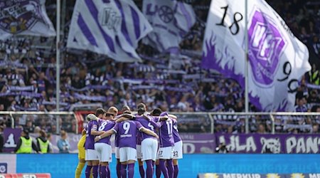 Osnabrücks Team steht zusammen vor Spielbeginn. / Foto: Friso Gentsch/dpa