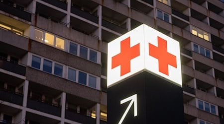 Ein Pfeil weist den Weg zur Notaufnahme eines Krankenhauses. / Foto: Julian Stratenschulte/dpa/Symbolbild