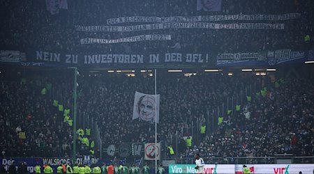 Bei einem Protest der Fans von Hannover 96 wird ein Banner mit der Aufschrift «Nein zu Investoren in der DFL!» gezeigt. / Foto: Christian Charisius/dpa