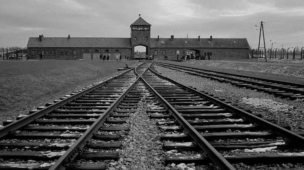 Das Torhaus des ehemaligen Vernichtungslagers Auschwitz-Birkenau. / Foto: Markus Schreiber/AP/dpa