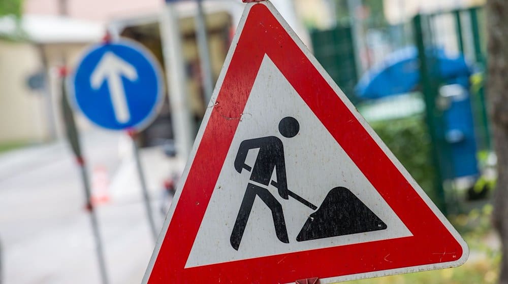 Ein Straßenschild weist auf eine Baustelle hin. / Foto: Lino Mirgeler/dpa/Symbolbild