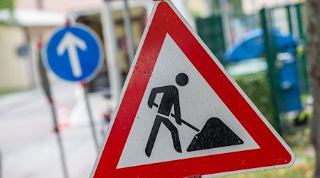 Ein Straßenschild weist auf eine Baustelle hin. / Foto: Lino Mirgeler/dpa/Symbolbild