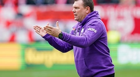 Osnabrücks Trainer Uwe Koschinat gestikuliert. / Foto: Uwe Anspach/dpa