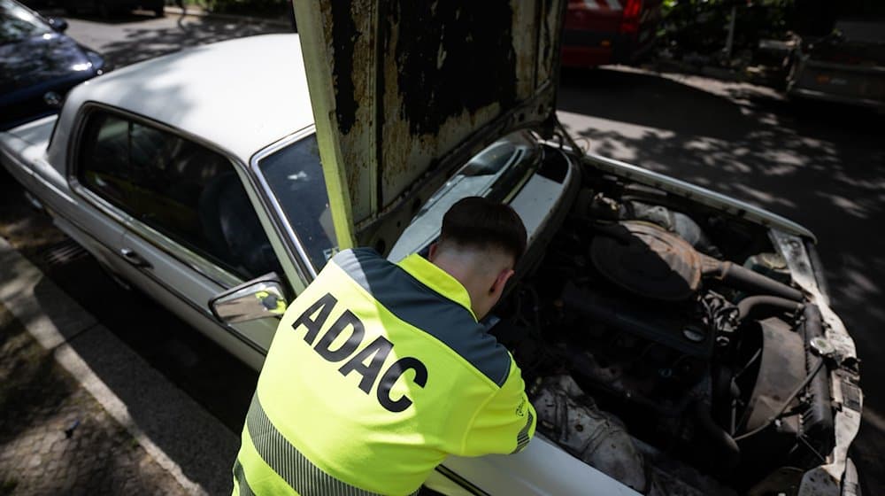 Eine ADAC Mitarbeiterin prüft ein Fahrzeug. / Foto: Hannes P. Albert/dpa/Symbolbild