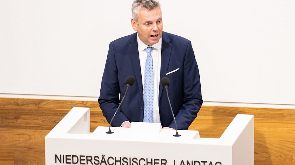 Harm Rykena (AfD), spricht im Plenarsaal vom niedersächsischen Landtag während einer Sitzung. / Foto: Michael Matthey/dpa/Archivbild