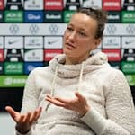 Almuth Schult, Torwartfrau beim Fußball-Bundesligisten VfL Wolfsburg, spricht bei einem dpa-Interview mit einem Redakteur. / Foto: Swen Pförtner/dpa