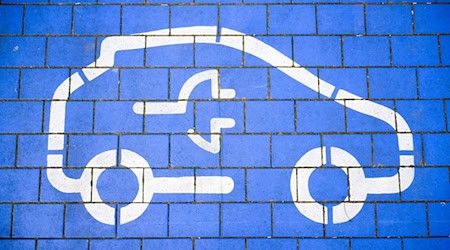 Symbole markieren Ladeplätze an Schnellladesäulen für Elektroautos in der Region Hannover. / Foto: Julian Stratenschulte/dpa