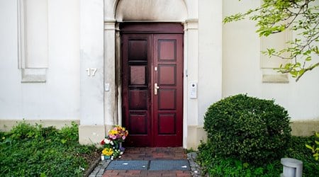 Blumen und Kerzen stehen vor der Synagoge im Stadtzentrum in Oldenburg. / Foto: Hauke-Christian Dittrich/dpa