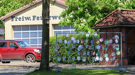 Gebastelte Kleeblätter mit Wünschen für den vermissten Jungen Arian hängen vor dem Bürgerhaus an einem Zaun. / Foto: Bodo Marks/dpa