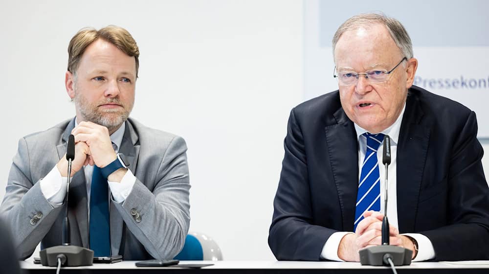 Stephan Weil (SPD, r), Ministerpräsident von Niedersachsen, spricht auf einer Pressekonferenz zu einem Nachtragshaushalt aufgrund des Hochwassers in der Landespressekonferenz neben Gerald Heere (Bündnis 90/Die Grünen), Finanzminister von Niedersachsen. / Foto: Michael Matthey/dpa