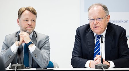 Stephan Weil (SPD, r), Ministerpräsident von Niedersachsen, spricht auf einer Pressekonferenz zu einem Nachtragshaushalt aufgrund des Hochwassers in der Landespressekonferenz neben Gerald Heere (Bündnis 90/Die Grünen), Finanzminister von Niedersachsen. / Foto: Michael Matthey/dpa