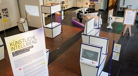 Exponate in der Sonderausstellung «Künstliche Intelligenz. Die letzte Erfindung der Menschheit?» in Osnabrück. / Foto: Friso Gentsch/dpa