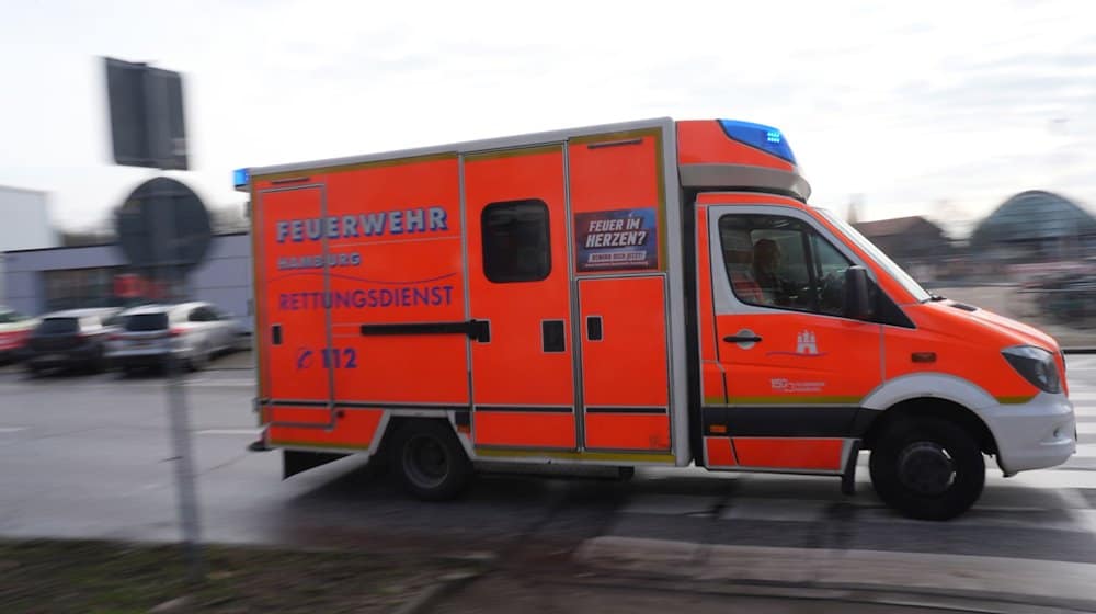 Ein Rettungswagen (RTW) der Feuerwehr fährt mit Blaulicht zu einem Einsatz. / Foto: Marcus Brandt/dpa