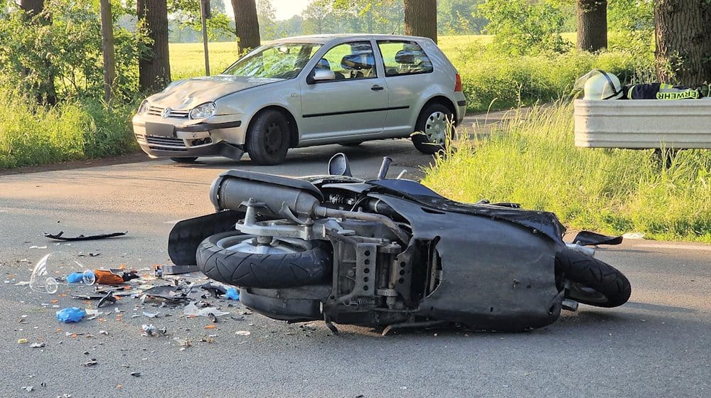 Ein Roller und Trümmerteile liegen auf der Straße. / Foto: Ulf Zurlutter/Nord-West-Media /dpa