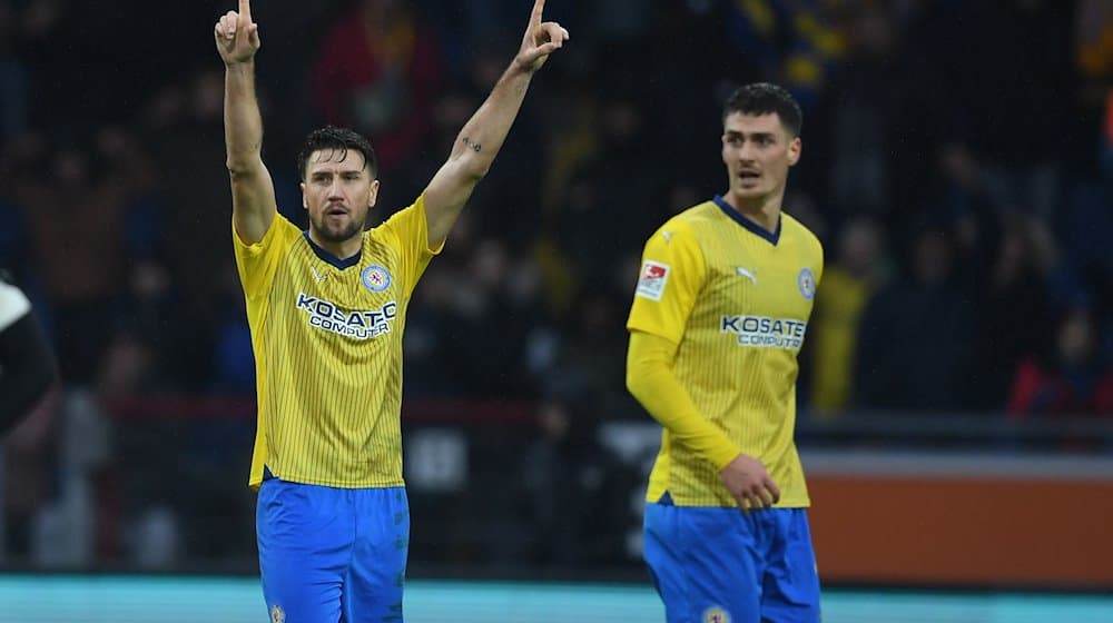 Braunschweigs Ermin Bicakcic jubelt nach dem Schlusspfiff. / Foto: Swen Pförtner/dpa