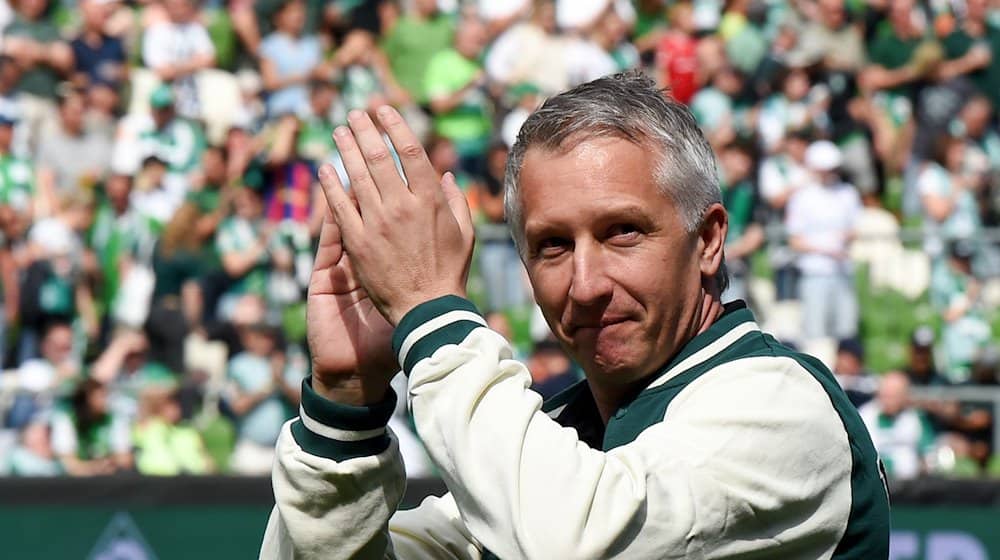 Frank Baumann, Geschäftsführer Fußball beim SV Werder Bremen, verabschiedet sich bei den Fans. / Foto: Carmen Jaspersen/dpa