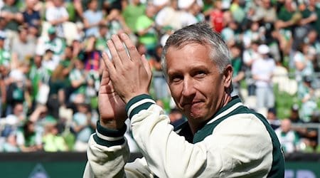 Frank Baumann, Geschäftsführer Fußball beim SV Werder Bremen, verabschiedet sich bei den Fans. / Foto: Carmen Jaspersen/dpa