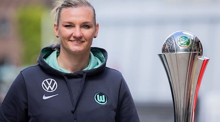 Alexandra Popp vom VfL Wolfsburg steht neben dem Pokal vor dem Deutschen Sport und Olympiamuseum. / Foto: Rolf Vennenbernd/dpa