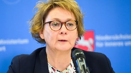 Niedersachsens Innenministerin Daniela Behrens spricht in Hannover. / Foto: Julian Stratenschulte/dpa