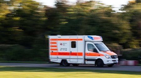 Ein Rettungswagen fährt zu einem Einsatz. / Foto: Fernando Gutierrez-Juarez/dpa-Zentralbild/ZB/Symbolbild