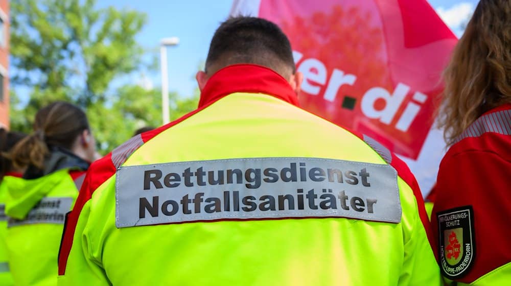 Beschäftigte im kommunalen Rettungsdienst protestieren unter dem Motto „Lebensretter in Not“. / Foto: Julian Stratenschulte/dpa