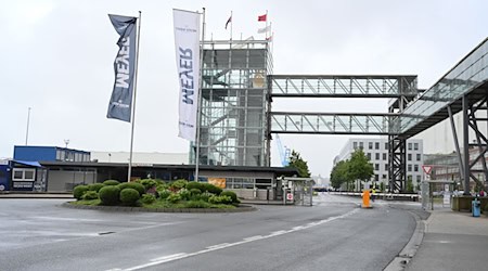 Blick auf das Werkstor der Meyer Werft. / Foto: Lars Penning/dpa