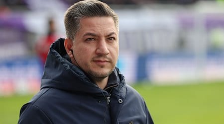 Osnabrücks Sportdirektor Amir Shapourzadeh steht an der Seitenlinie. / Foto: Friso Gentsch/dpa/Archivbild