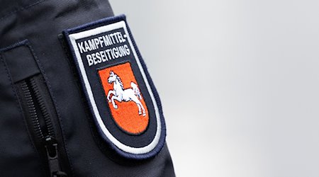Eine Uniform mit dem Abzeichen des Kampfmittelbeseitigungsdienstes Niedersachsen. / Foto: Michael Matthey/dpa/Symbolbild