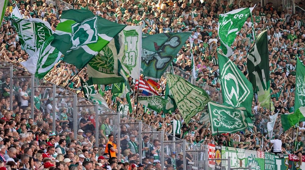 Fahnen wehen im Werder Fanblock. / Foto: Hendrik Schmidt/dpa/Symbolbild