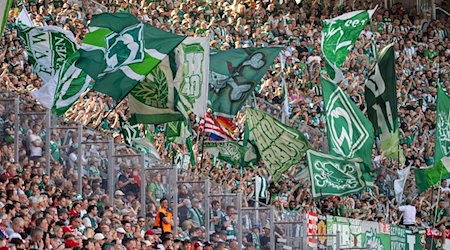 Fahnen wehen im Werder Fanblock. / Foto: Hendrik Schmidt/dpa/Symbolbild