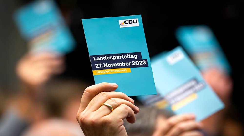 Eine Abstimmung auf einem zurückliegenden Sonderparteitag der Bremer CDU. / Foto: Sina Schuldt/dpa