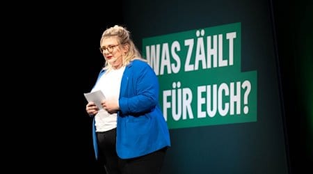 Alexandra Werwath, Spitzenkandidatin der Bremer Grünen zur Europawahl, spricht bei einem Wahlkampftermin vor der Europawahl vom Grünen-Landesverband Bremen. / Foto: Sina Schuldt/dpa