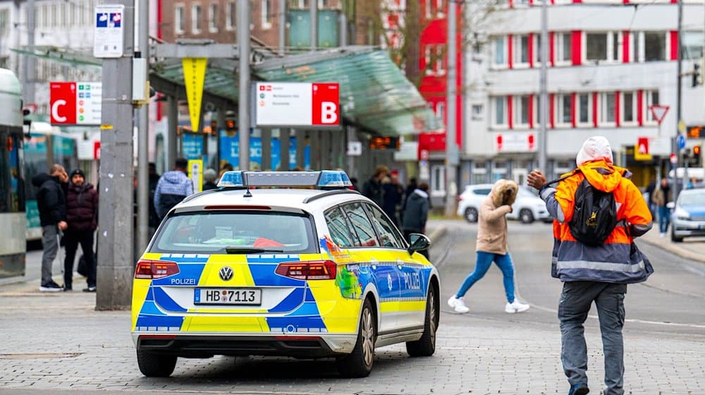 Ein Einsatzfahrzeug der Polizei steht vor dem Bremer Hauptbahnhof. / Foto: Sina Schuldt/dpa