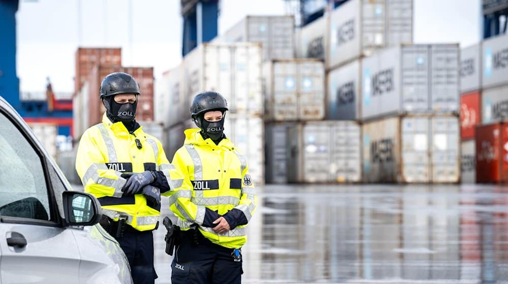 Der Zoll kontrolliert Container im Hafen. / Foto: Sina Schuldt/dpa